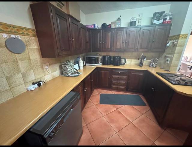 3 BEDROOM TOWNHOUSE FOR SALE IN CLUBVILLE